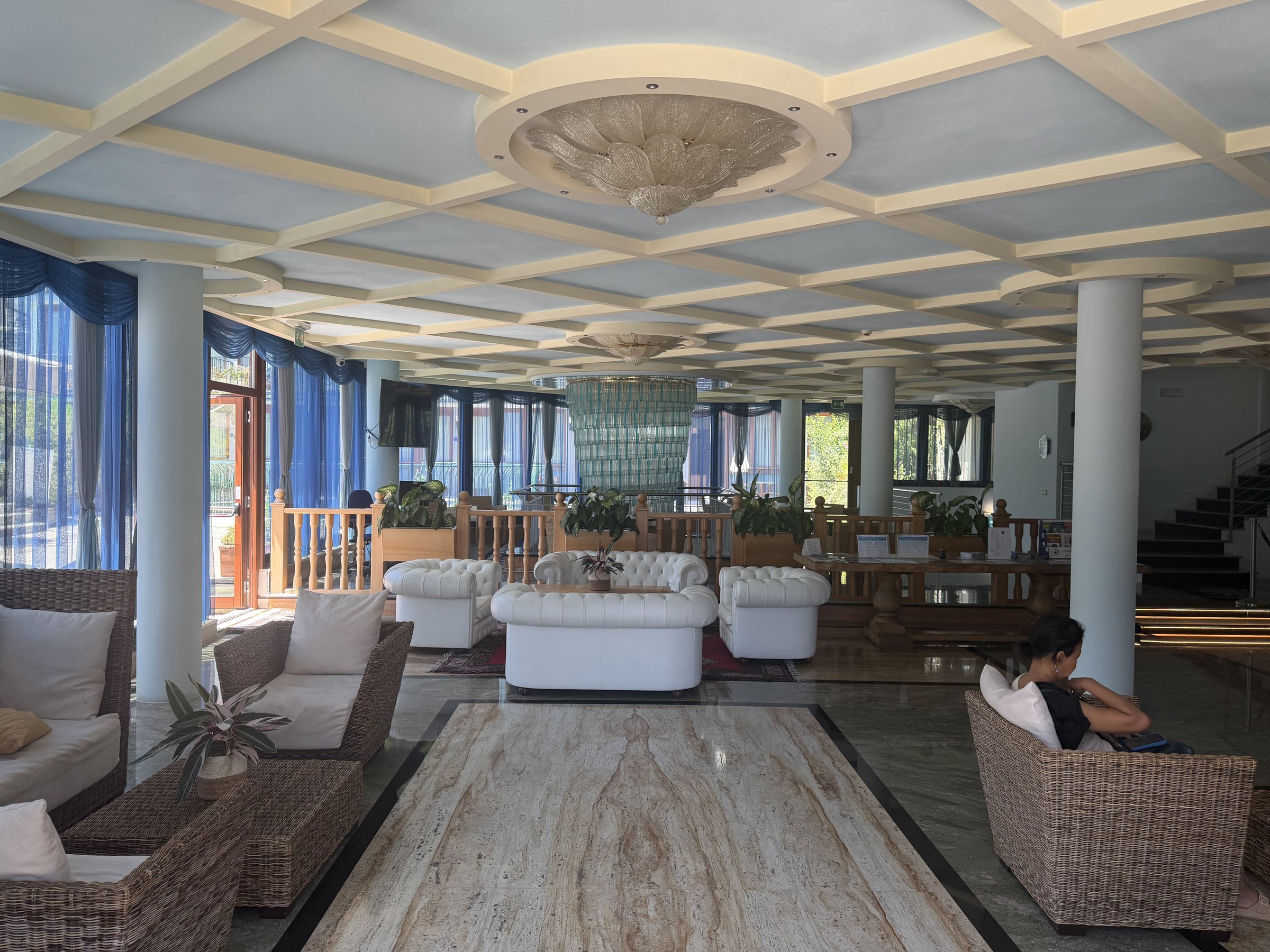 Restaurant and lounge at Hotel Alexander